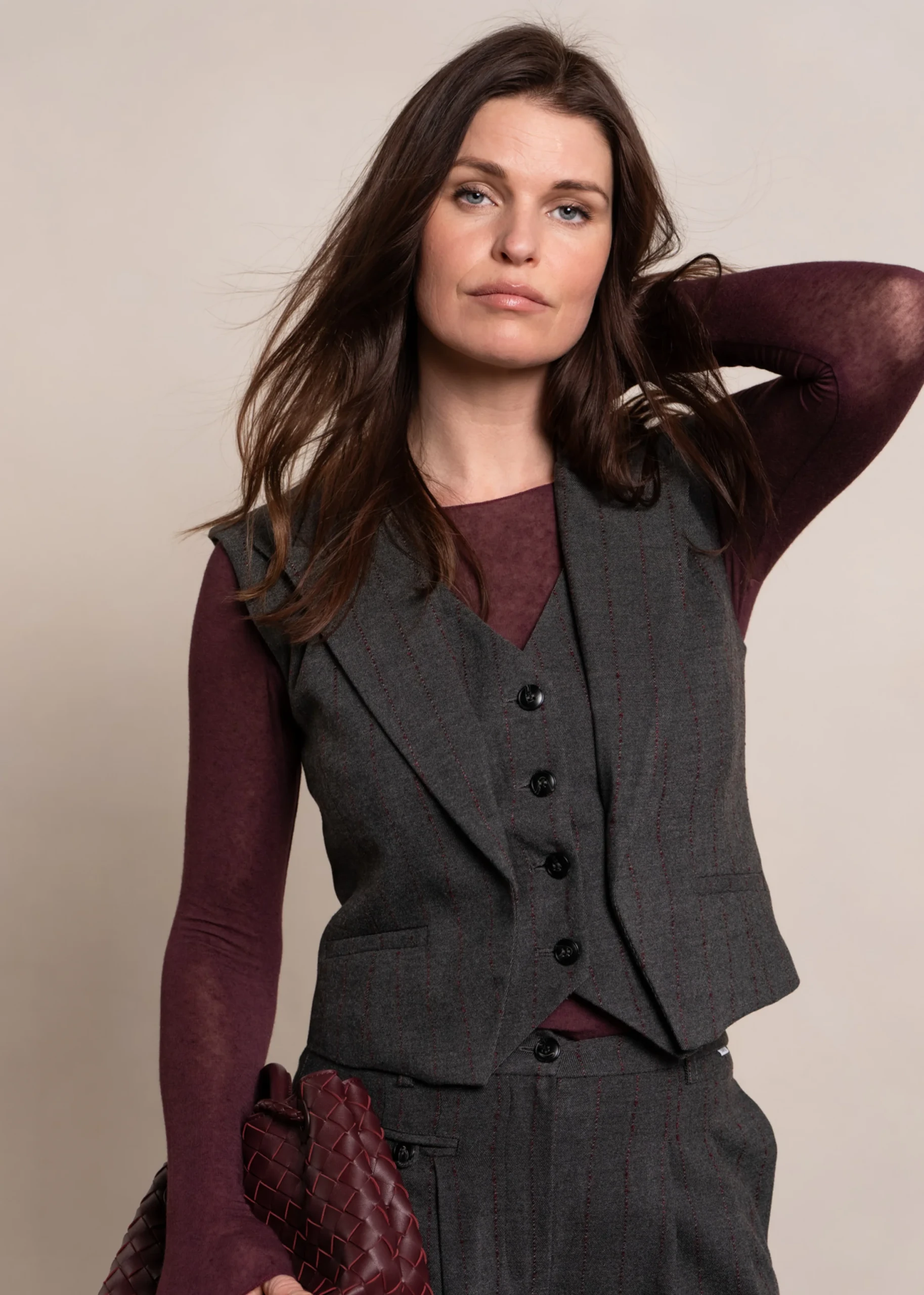 Honoria_GreyAmaroneStripes_Davia_Amarone_Iben_GreyAmaroneStripes.png